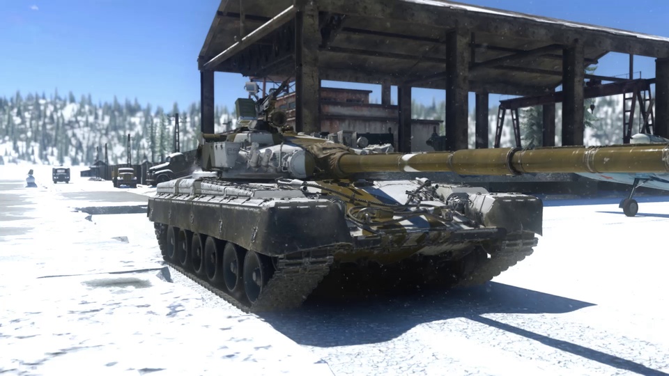 覆雪机场地面停放的黄白迷彩主战坦克，背景是混凝土机库与积雪针叶林