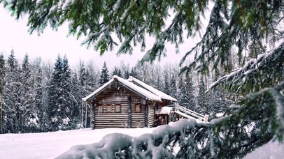 林中小屋下雪