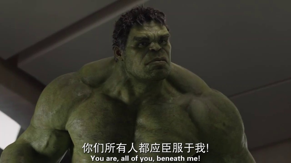 绿皮肤壮硕男性低角度近景，神情严肃背景为深灰室内