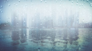 窗上雨水