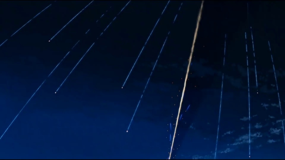 深蓝色夜空里多道流星斜向划过，一道暖金色流星格外醒目，画面右下角分布着稀薄的云块。