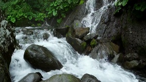 山间流水