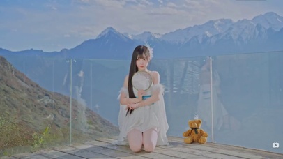 可爱的小姐姐在山间热舞