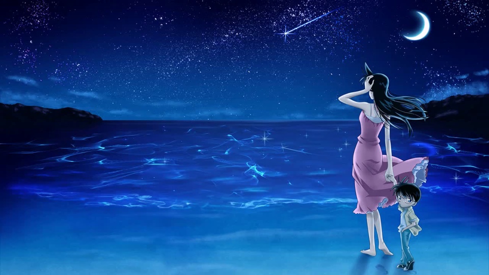 深蓝夜空下的海滩边，长发粉裙女子与戴眼镜男孩牵手伫立凝望海面