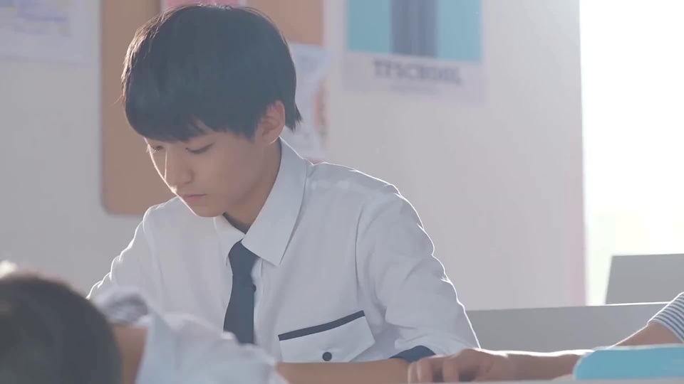 tfboys主题画面，教室内穿白衬衫配黑领带的齐刘海短发少年，背景墙设有公告板与张贴物，教室内摆放灰色课桌，整体色调清新写实。