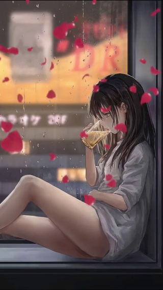 窗前喝酒的少女