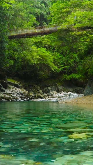 山涧溪流