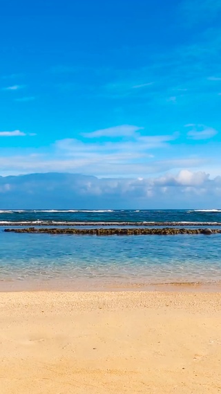 蓝天海滩海浪