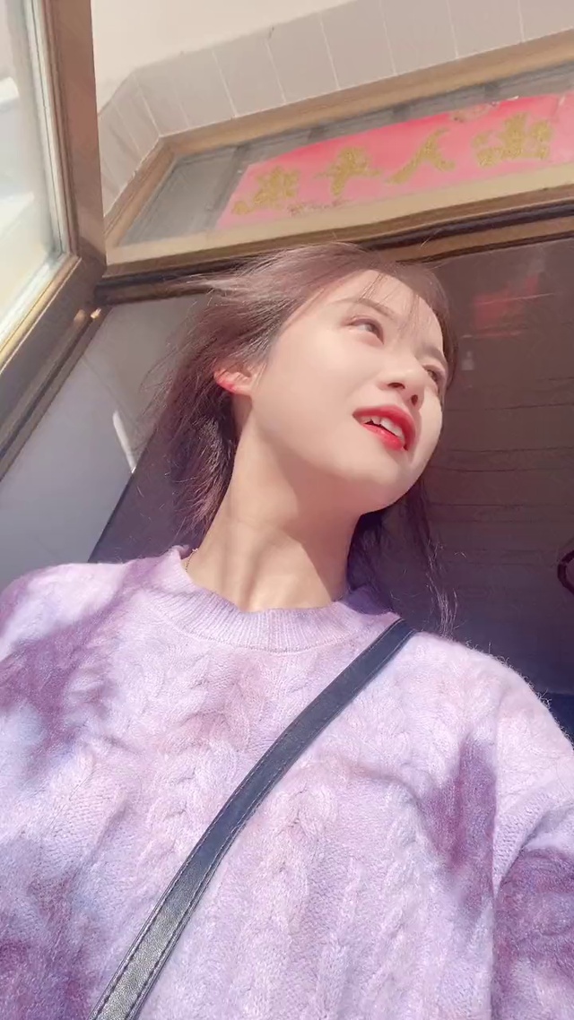 小透明 甜甜的笑