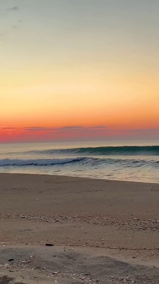 日落海浪拍打海滩