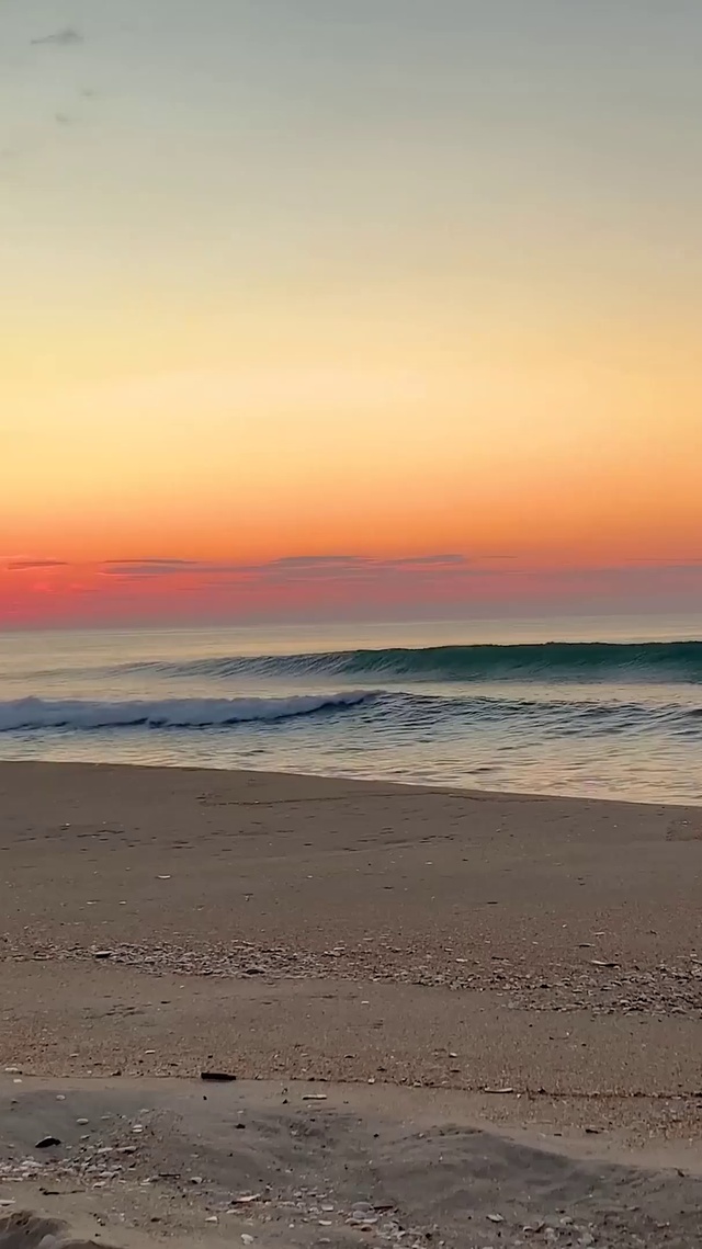日落海浪拍打海滩