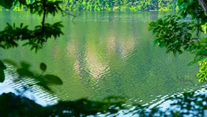 绿水湖面