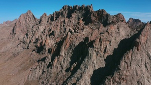 4k蓝天下奇特石头山群山