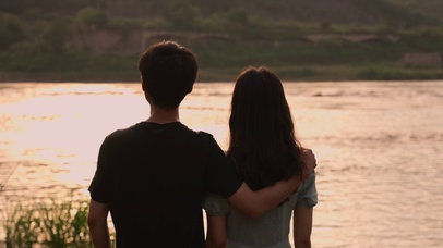 4k唯美江边夕阳下情侣背影