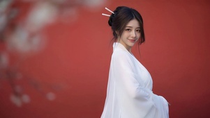 红墙古装少女