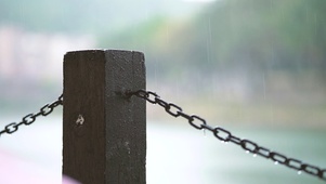唯美下雨天雨中的木头护栏