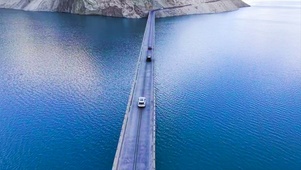 4K新疆班迪尔蓝湖山河风光