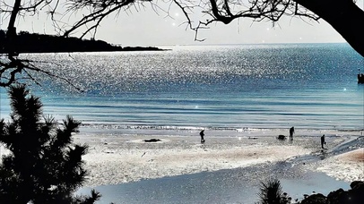 阳光明媚的海边