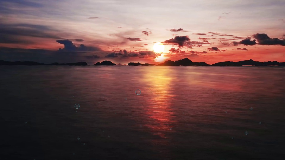 日落开阔海面，亮白圆形太阳贴近地平线，远处海岛呈深色剪影，天空从暖橙红渐变为暗紫与深蓝灰。