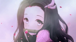 咬着玩具的少女