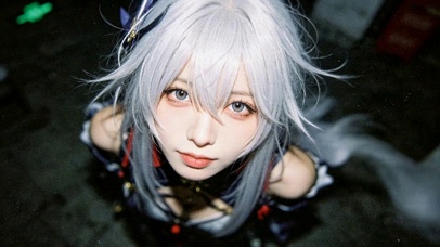 银发仰望少女