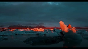 冰原落日红蓝美景