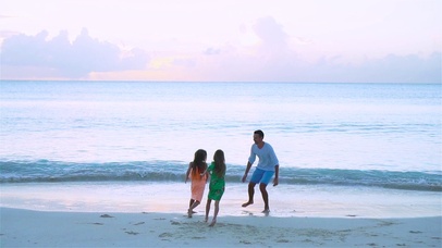 4K 高清 海滩上玩耍的父女