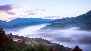 4K 高清 云层缥缈的山峰