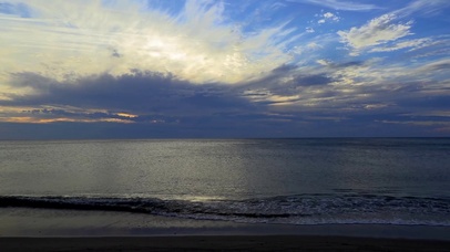 黄昏的沙滩海浪