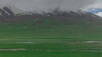 草原雪山