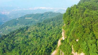 威严的青山