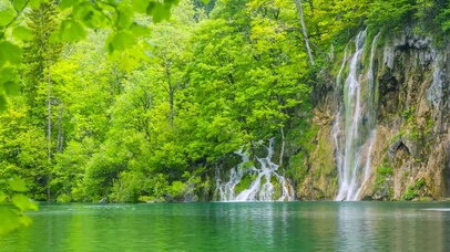 青山绿林瀑布河流