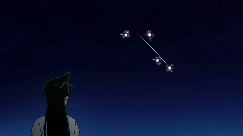 身着浅灰上衣的长发人物背影，在渐变蓝的暗夜里凝望夜空连成斜线的星芒流星。