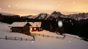 唯美治愈山峰雪山大学小木屋