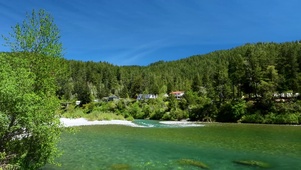 绿林山涧河流