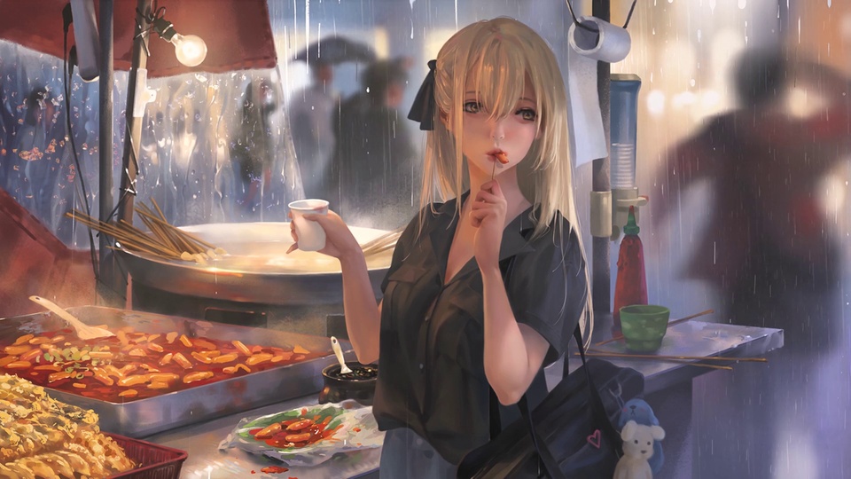 暖黄灯光的雨夜街边小吃摊前，金发别着黑色蝴蝶结的年轻女性侧身而立，身旁餐台摆放着红油炒年糕与油炸食物，暖光与冷调雨夜色形成对比。