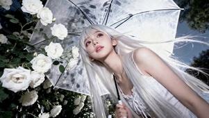 白玫瑰旁银发清纯美少女