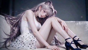 沙发上休息的熊耳少女