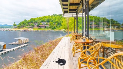 放松湖边咖啡厅