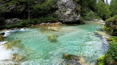 实拍青山绿水小溪