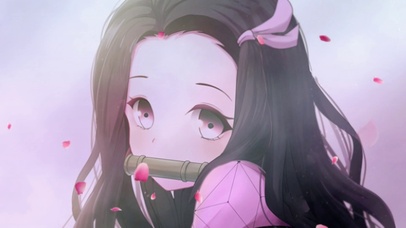 咬着玩具的少女