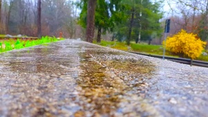 雨滴落在地面