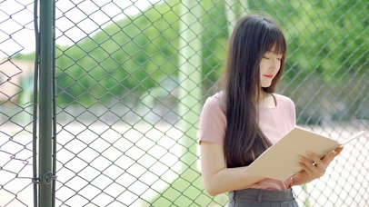 4K篮球架操场女孩读书学习毕业