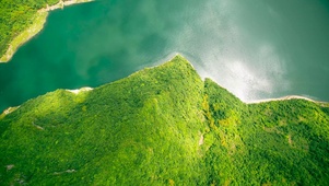 航拍俯瞰青山绿水