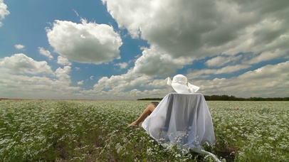 美丽蓝天花圃少女