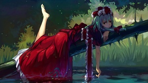 红色裙子女孩
