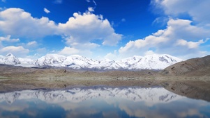 雪山湖泊