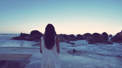 漫步海边的女孩