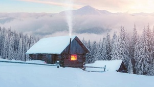 美丽的降雪冬季小屋