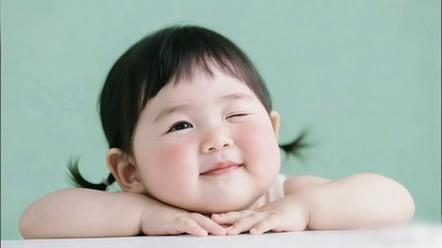 超可爱的趴桌大脸萌娃
